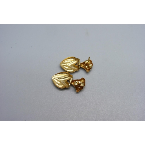 1012 - A pair of 18K gold earrings, 2.3g