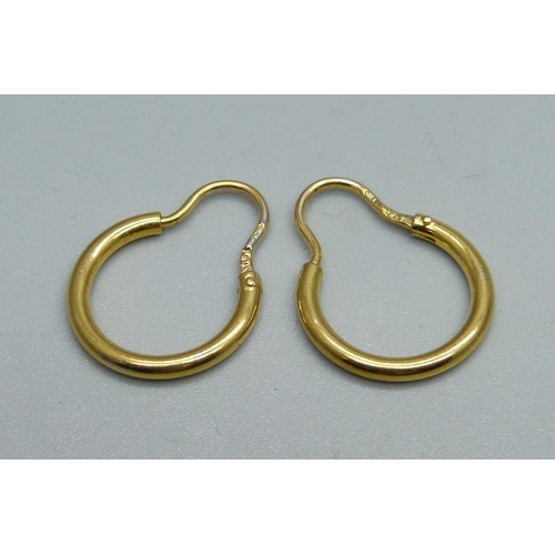 1013 - A pair of yellow metal hoop earrings, marked 14K, 2g