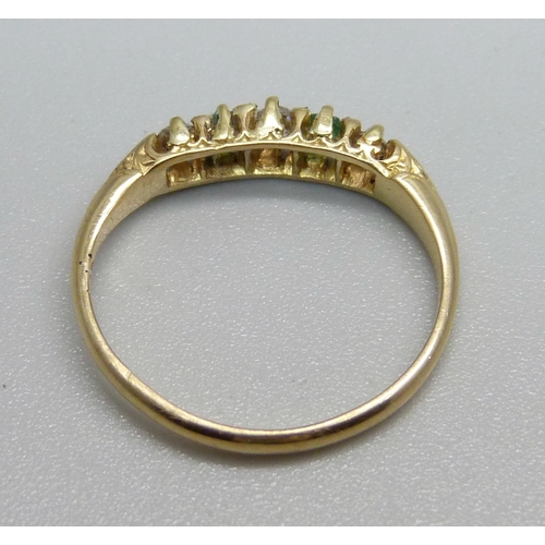 1015 - An 18ct gold, emerald and old cut diamond ring, 2.1g, K