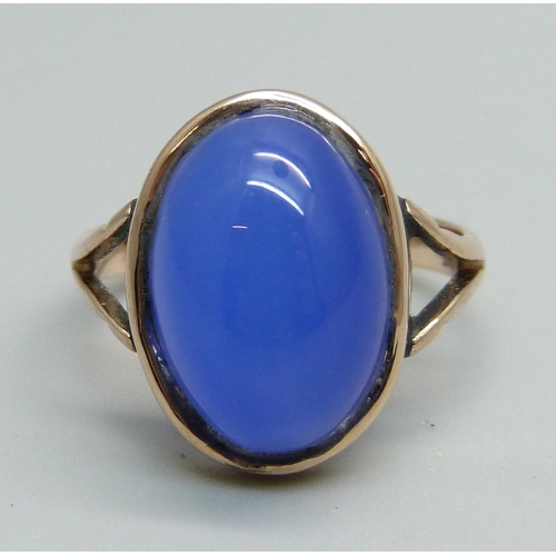 1019 - A 9ct gold and cabochon stone ring, 3.1g, N