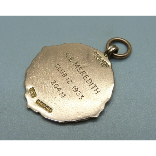 1023 - A gold and enamel cycling fob medal, 9.1g