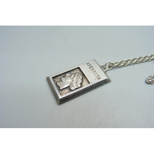 1028 - A silver pendant and chain, 25g