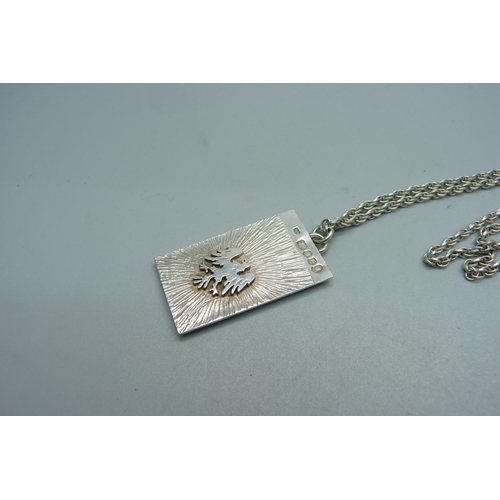 1028 - A silver pendant and chain, 25g