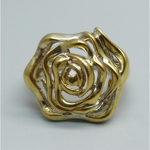 1037 - A silver gilt rose ring, P