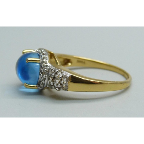 1039 - A silver gilt, blue cabochon and white stone ring, S