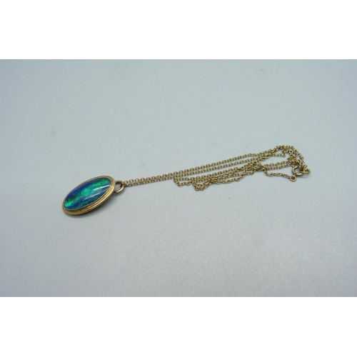 1046 - A 9ct gold and ammolite pendant and chain, 4.6g