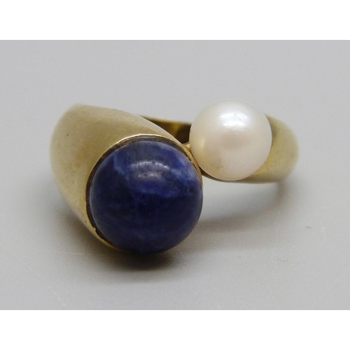 1053 - A yellow metal, lapis lazuli and pearl ring, 5.7g, N, continental control mark on the outside of the... 