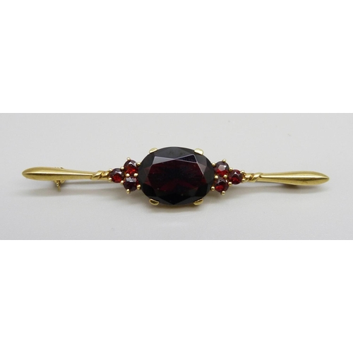 1059 - A 14ct gold and garnet brooch, 5.4g