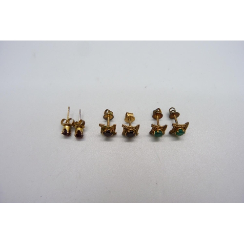 1075 - Three pairs of yellow metal earrings, emerald, garnet and paste, two with backings marked 10c, 4.5g