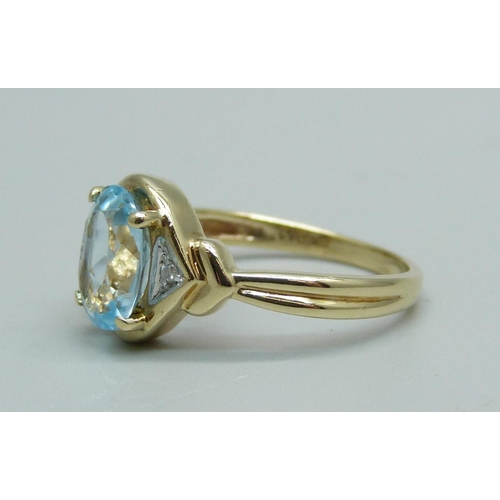 1131 - A 9ct gold and blue topaz ring, 2.4g, L