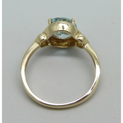 1131 - A 9ct gold and blue topaz ring, 2.4g, L