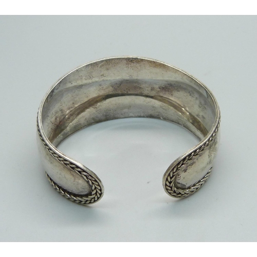 1145 - A silver bangle, 26g