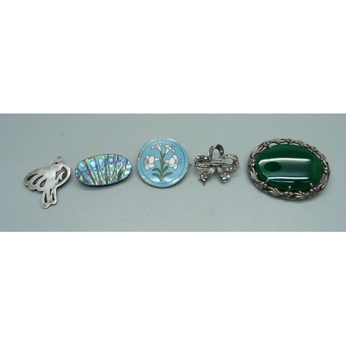 1155 - Five silver brooches, 37g, enamelled brooch a/f