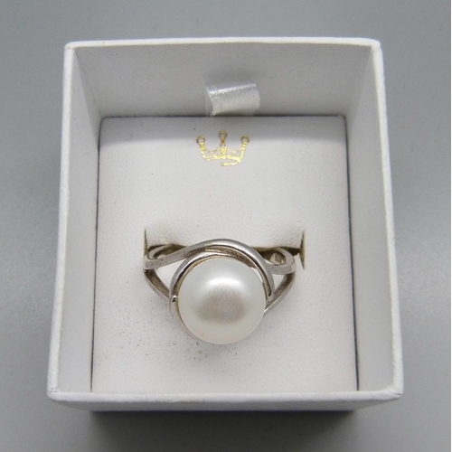 1165 - A silver and Jersey pearl ring, size R