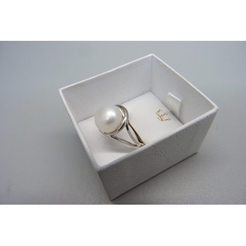 1165 - A silver and Jersey pearl ring, size R