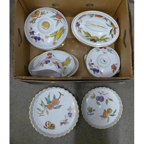 1211 - Royal Worcester Evesham ovenwares **PLEASE NOTE THIS LOT IS NOT ELIGIBLE FOR POSTING AND PACKING**