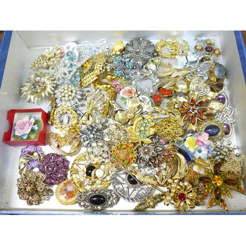 678 - A collection of costume brooches and scarf clips