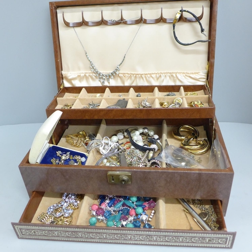 696 - A costume jewellery box including two scrap 9ct gold brooches, 3.1g, etc.