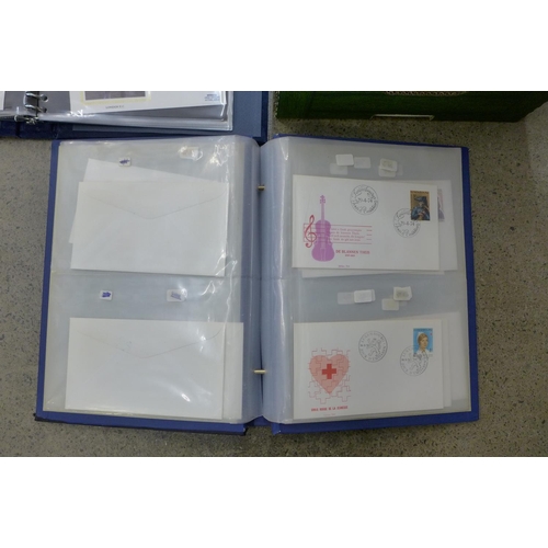 725 - Stamps:- box of worldwide first day covers, in albums and loose