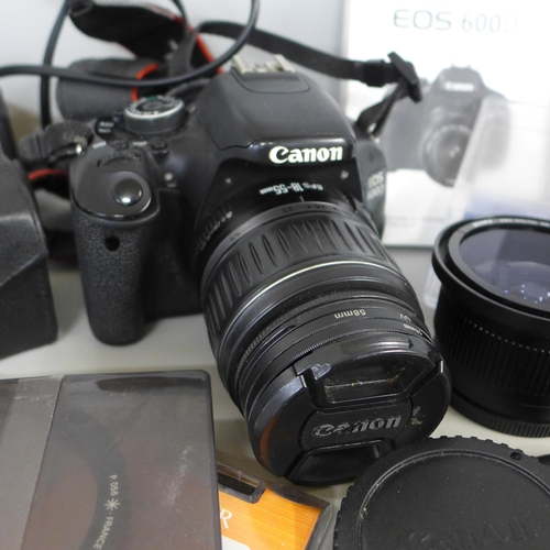 762 - A Canon 450D camera, with charger, a Canon EOS 600D camera with 18-55mm lens and charger, wide angle... 