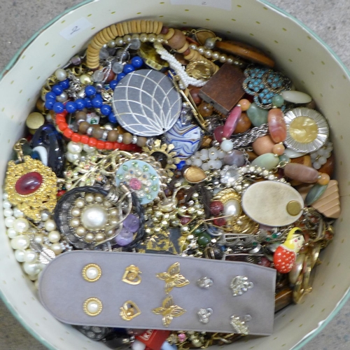 768 - A large tub of costume jewellery