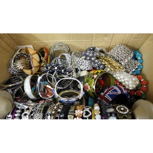 781 - over 120 costume bracelets
