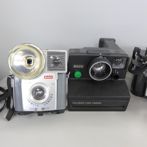 786 - A collection of vintage cameras including Polaroid, Brownie Twin 20, Instax 100
