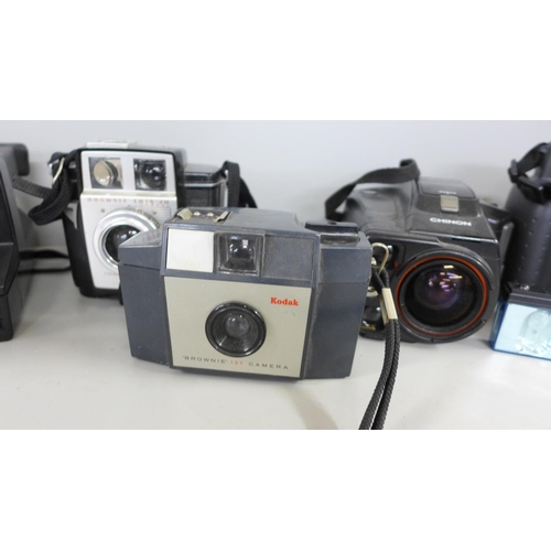 786 - A collection of vintage cameras including Polaroid, Brownie Twin 20, Instax 100