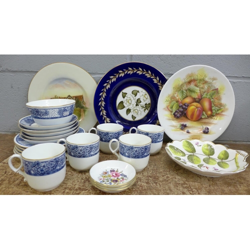 826 - A collection of Worcester and Royal Worcester porcelain plates, cups, etc.