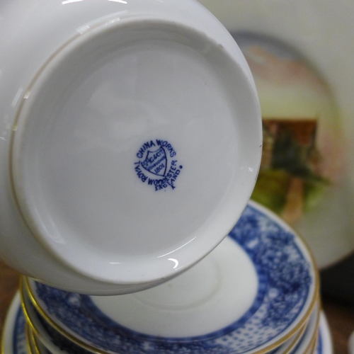 826 - A collection of Worcester and Royal Worcester porcelain plates, cups, etc.