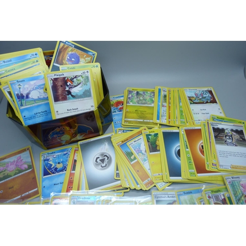 838 - 30 Holo/reverse holo and 300 common/uncommon/rare Pokemon cards in tin