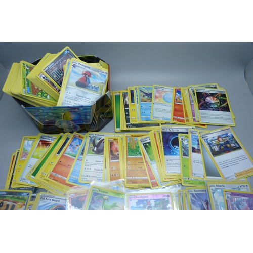 839 - 30 Holo/reverse holo and 300 common/uncommon/rare Pokemon cards in tin