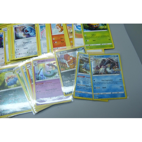 840 - 30 Holo/reverse holo and 300 common/uncommon/rare Pokemon cards in tin