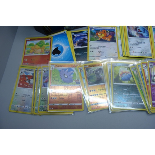 840 - 30 Holo/reverse holo and 300 common/uncommon/rare Pokemon cards in tin