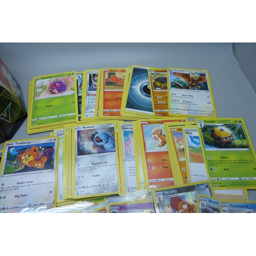 840 - 30 Holo/reverse holo and 300 common/uncommon/rare Pokemon cards in tin