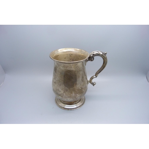 863 - A silver mug, 295g, 13cm