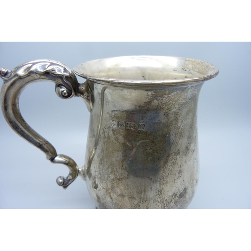 863 - A silver mug, 295g, 13cm