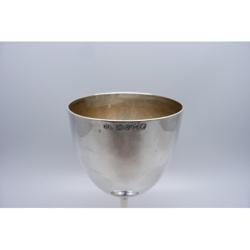 864 - A silver goblet, London 1872, Henry Holland, 109g