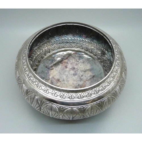 868 - A continental white metal bowl, 194g