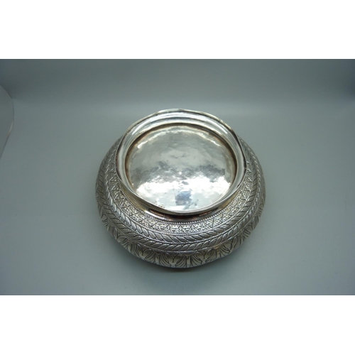 868 - A continental white metal bowl, 194g