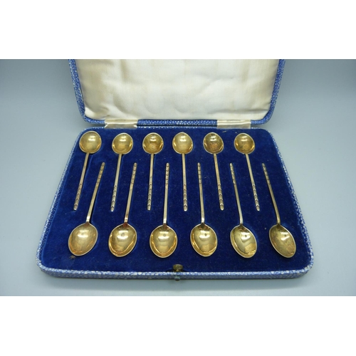 871 - A cased set of silver gilt coffee spoons, Walker & Hall, Sheffield, 68g