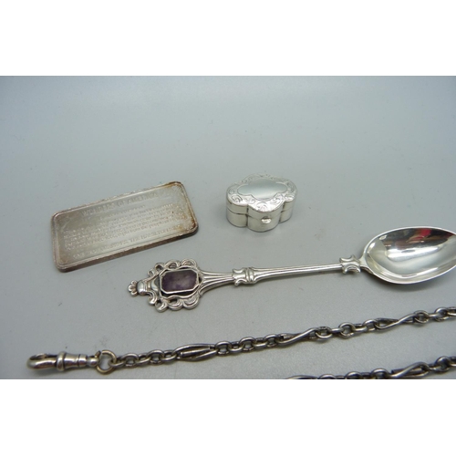 886 - A silver Statue of Liberty ingot, a silver chain, a silver pill box, a coin and a silver spoon with ... 