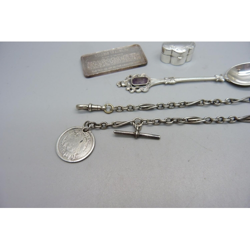 886 - A silver Statue of Liberty ingot, a silver chain, a silver pill box, a coin and a silver spoon with ... 