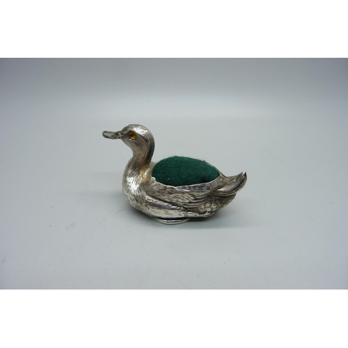 887 - A novelty silver pin cushion in the form of a duck, Birmingham 1906