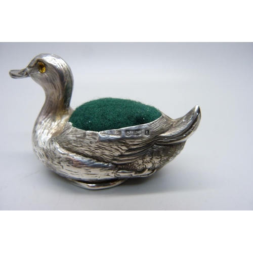 887 - A novelty silver pin cushion in the form of a duck, Birmingham 1906