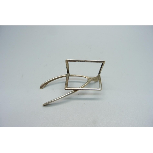 892 - A novelty silver wishbone menu holder, Chester marks