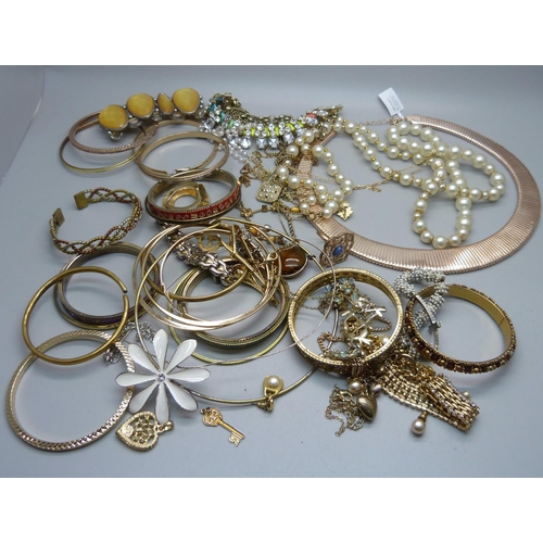 918A - A collection of costume jewellery