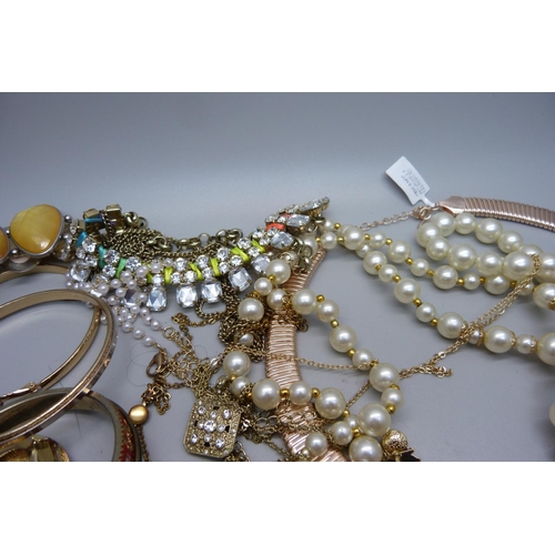 918A - A collection of costume jewellery