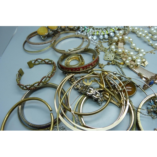 918A - A collection of costume jewellery