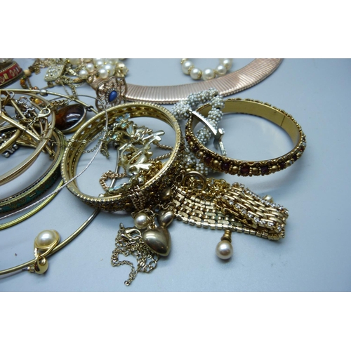 918A - A collection of costume jewellery